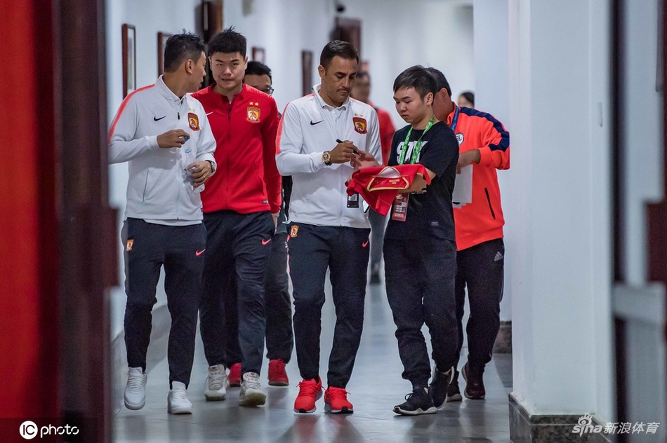 卡纳瓦罗出席发布会 学习后首次亮相