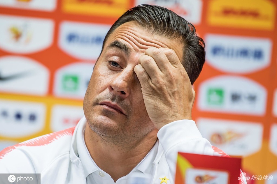 卡纳瓦罗出席发布会 学习后首次亮相