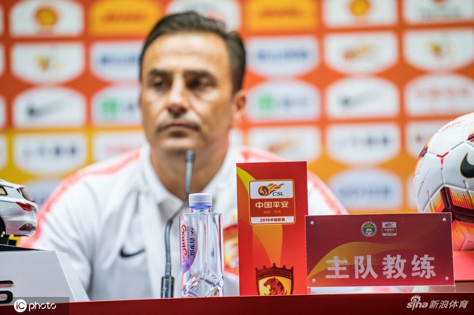 卡纳瓦罗出席发布会 学习后首次亮相