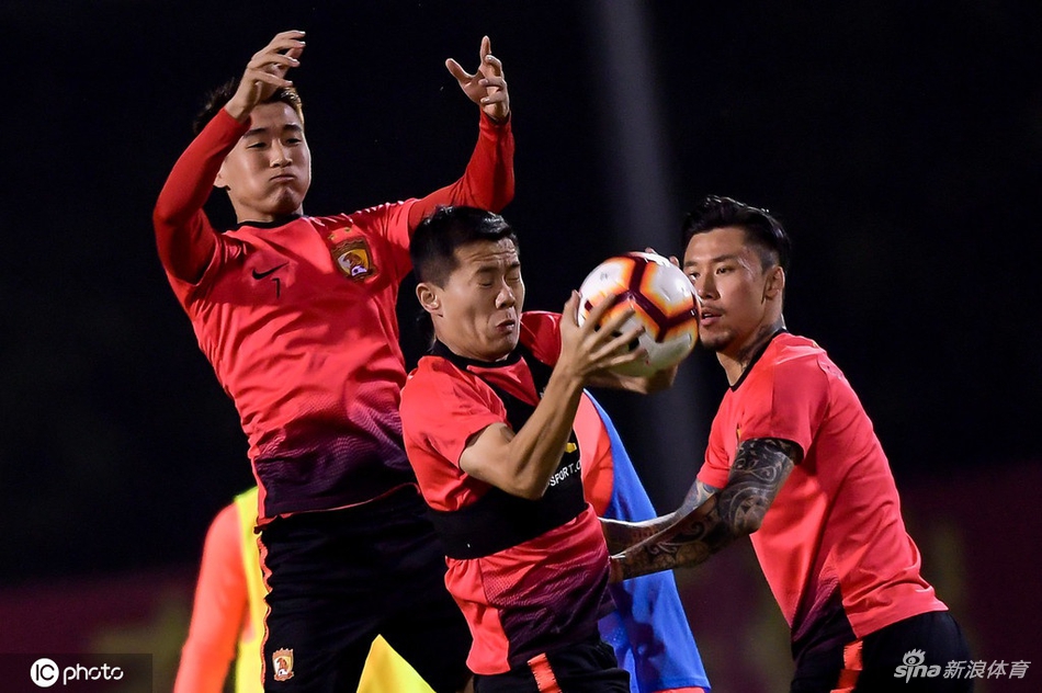 恒大备战上港全员变篮球队 卡帅变库里？