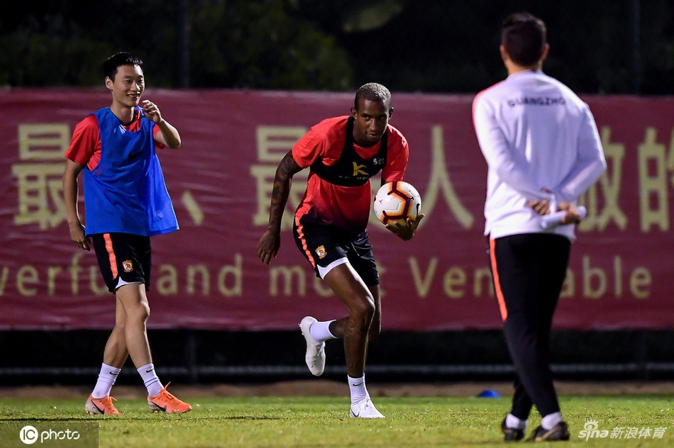 恒大备战上港全员变篮球队 卡帅变库里？