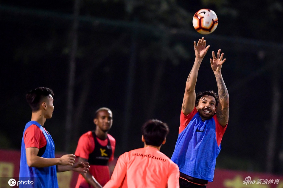 恒大备战上港全员变篮球队 卡帅变库里？