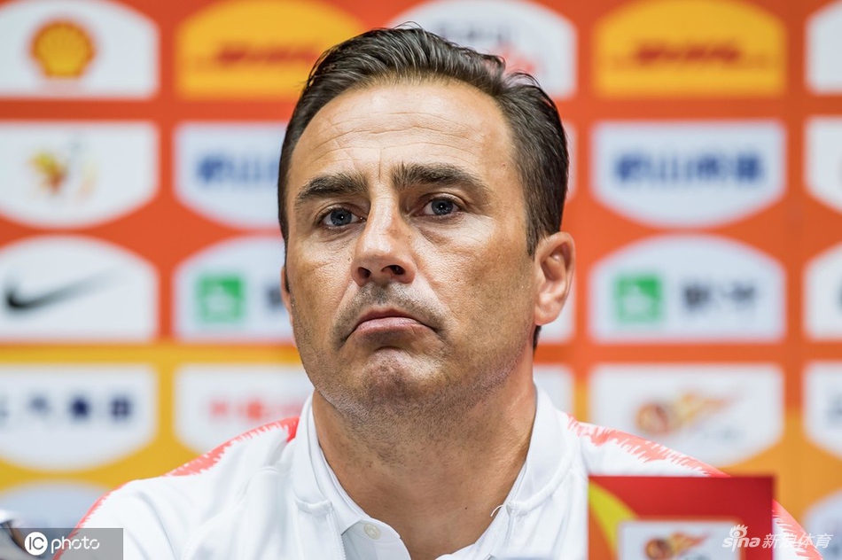 卡纳瓦罗出席发布会 学习后首次亮相