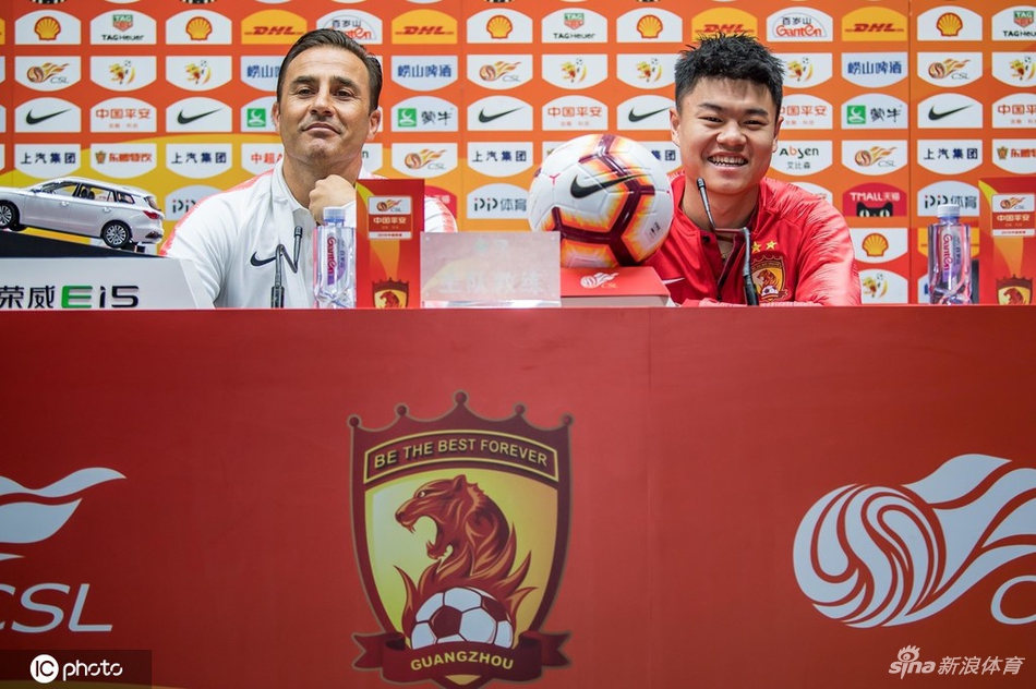 卡纳瓦罗出席发布会 学习后首次亮相