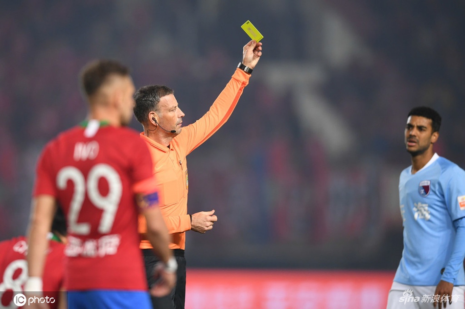 克拉滕伯格出示黄牌