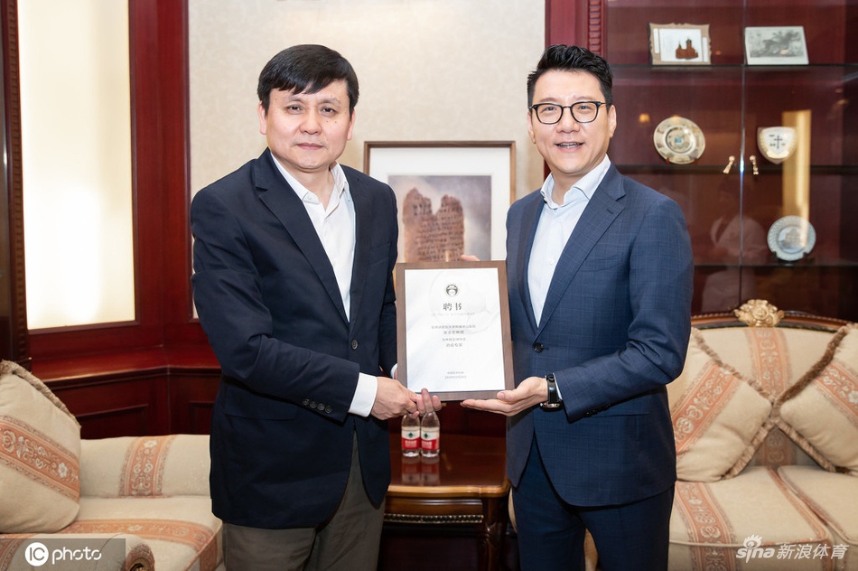 刘奕向张文宏教授颁发聘书