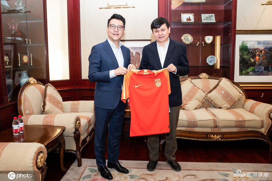 足协秘书长刘奕向张文宏教授赠球衣