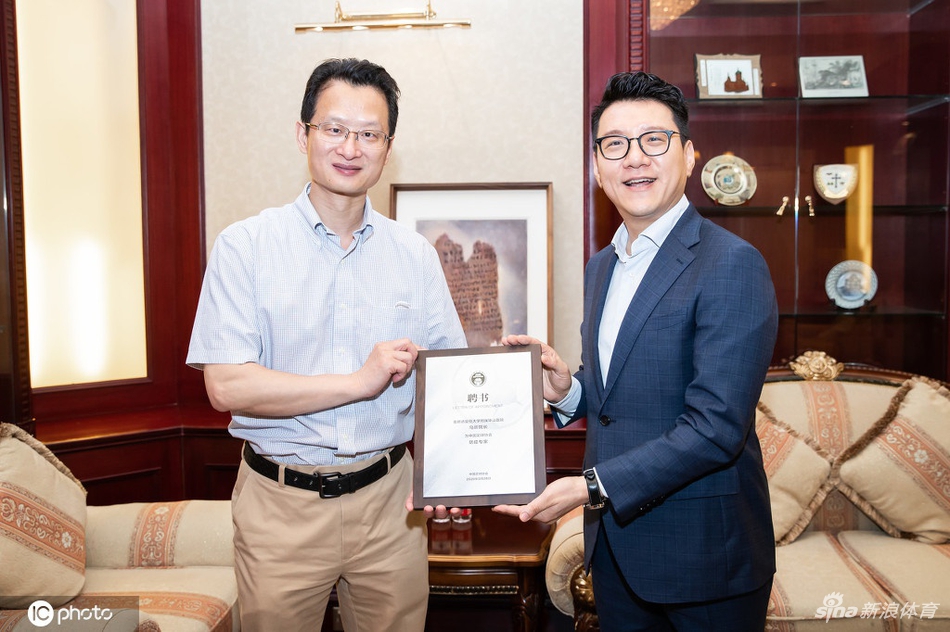 刘奕向马昕副院长颁发聘书