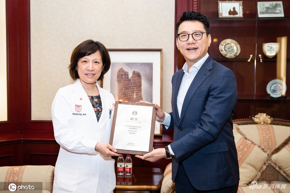 刘奕向医务处长王惠英女士颁发聘书