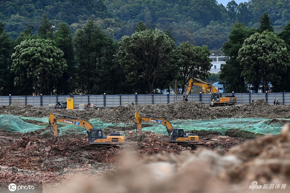 恒大新球场施工现场设置观光台