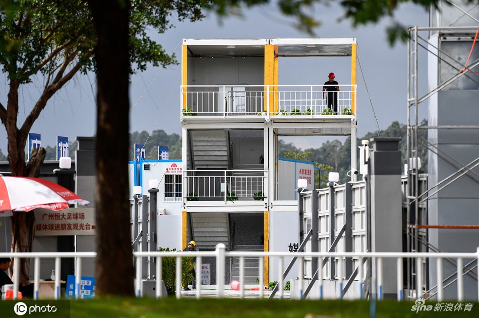 恒大新球场施工现场设置观光台