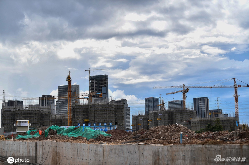 恒大新球场施工现场设置观光台