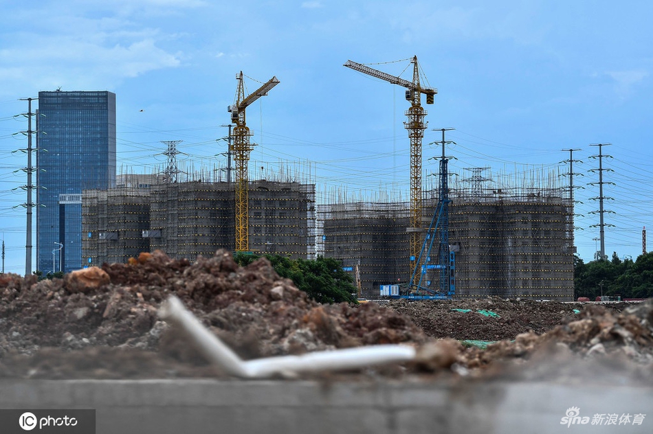 恒大新球场施工现场设置观光台