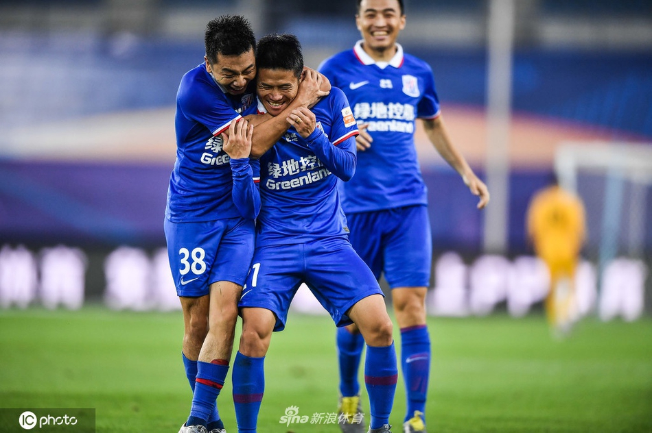 朱宝杰与队友庆祝