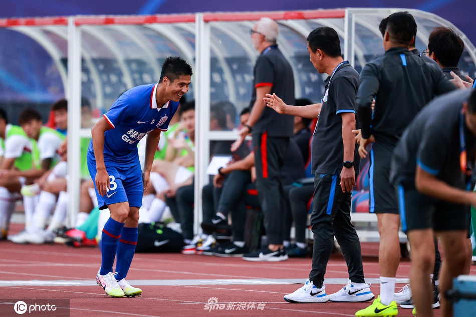 赵明剑鞠躬致意崔康熙