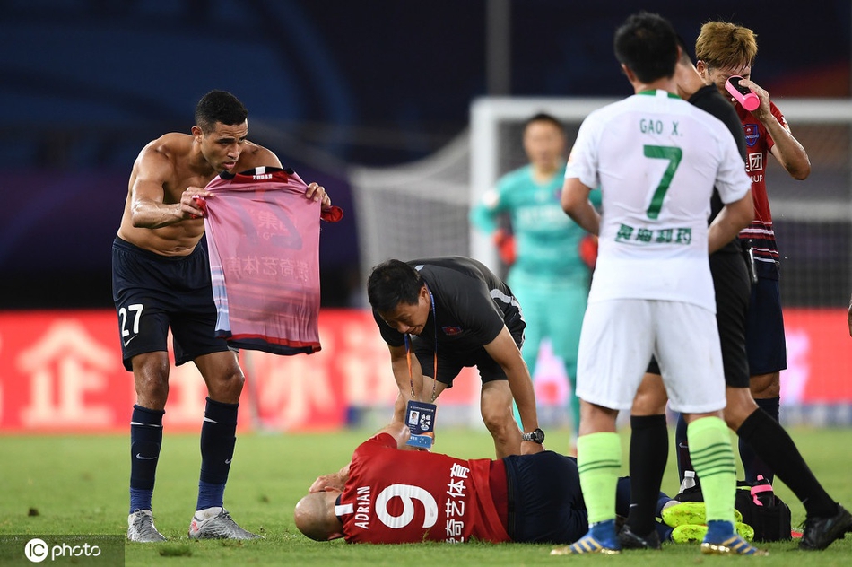 王伟踹阿德里安染红被罚下