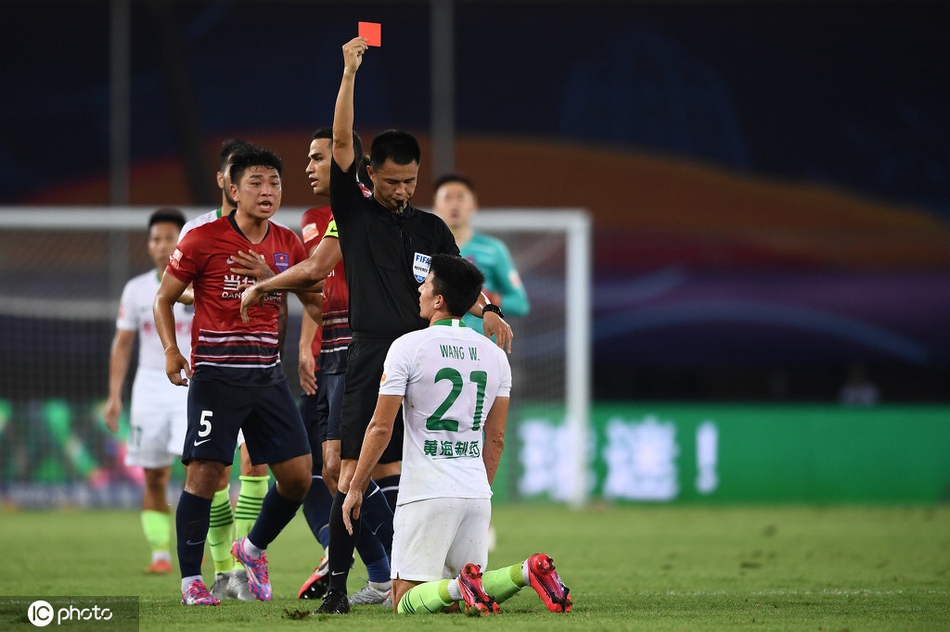 王伟踹阿德里安染红被罚下