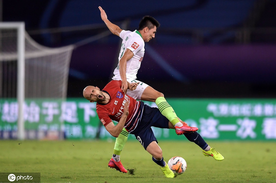 王伟踹阿德里安染红被罚下