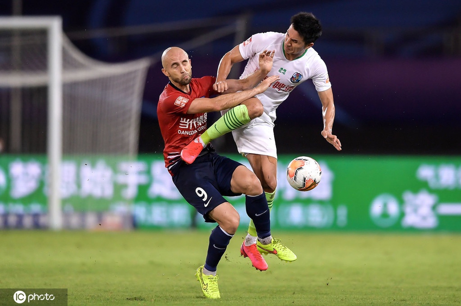 王伟踹阿德里安染红被罚下