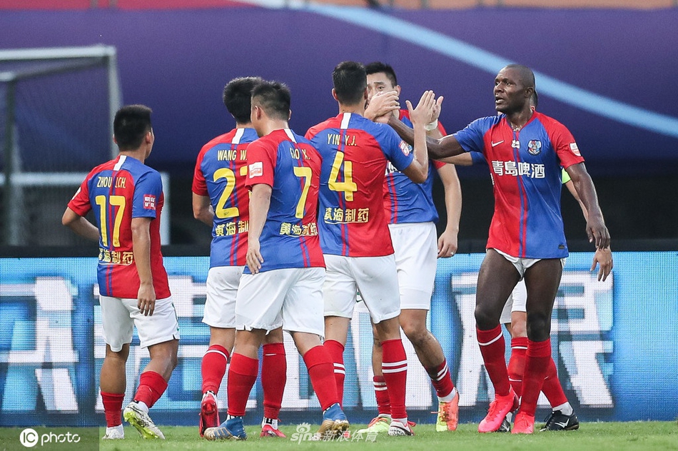 黄海庆祝进球