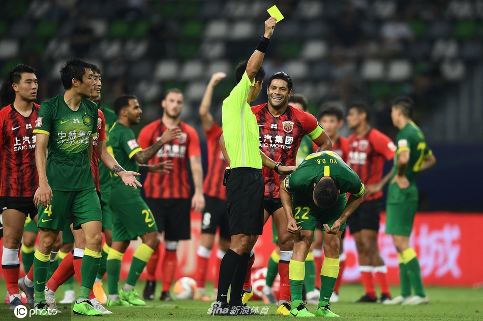 马宁向于大宝出示黄牌