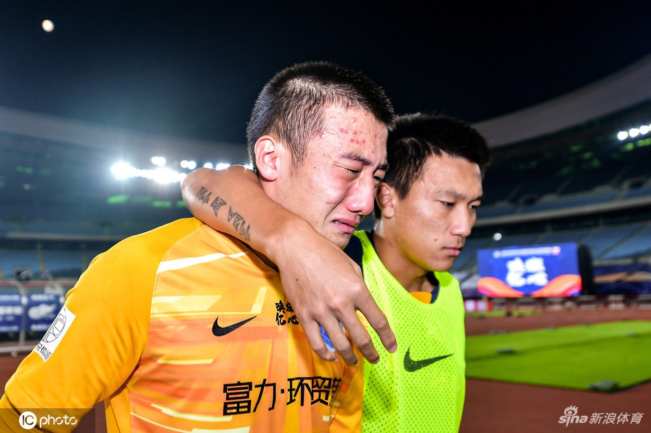 富力门将韩佳奇因失误痛哭