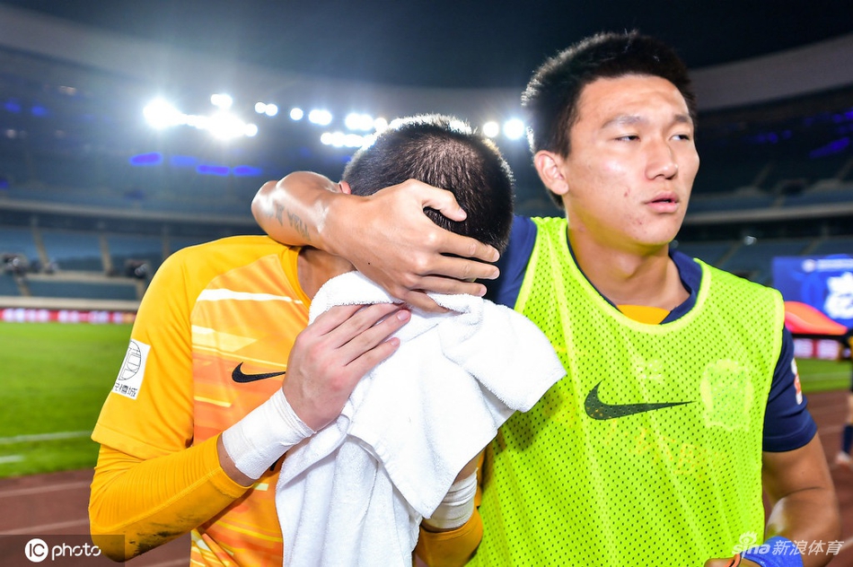 富力门将韩佳奇因失误痛哭