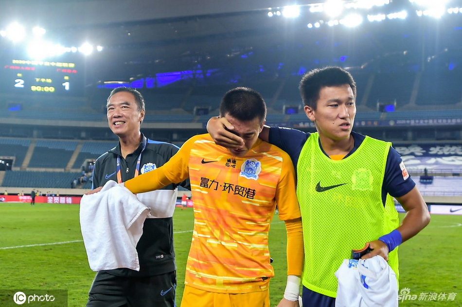 富力门将韩佳奇因失误痛哭