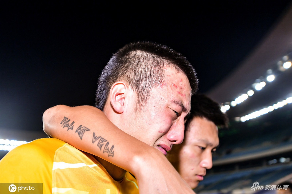 富力门将韩佳奇因失误痛哭