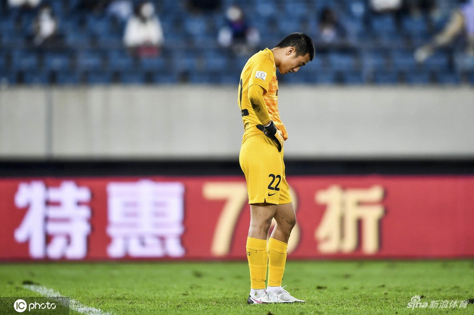 富力门将韩佳奇因失误痛哭