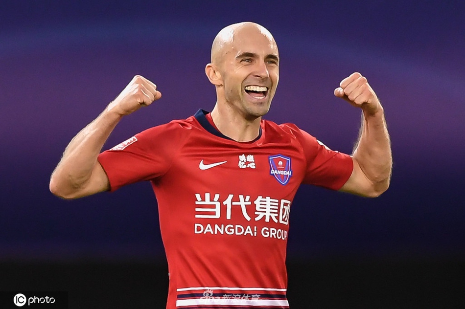 阿德里安庆祝进球