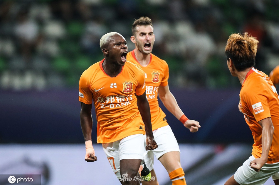 埃弗拉疯狂庆祝