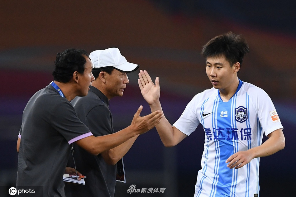 惠家康与教练组击掌