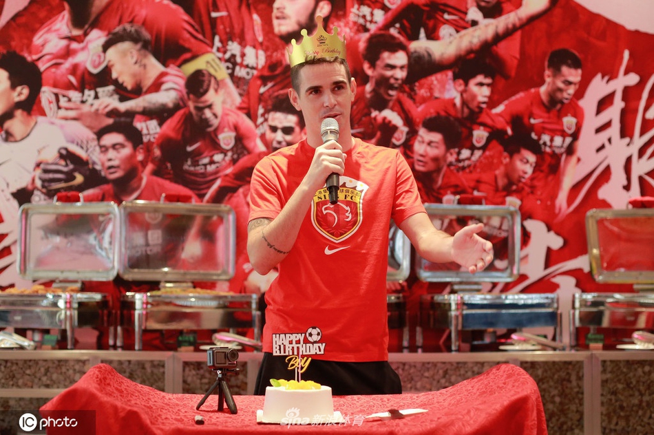 上海上港为奥斯卡庆祝29岁生日 寿星惨遭蛋糕糊脸