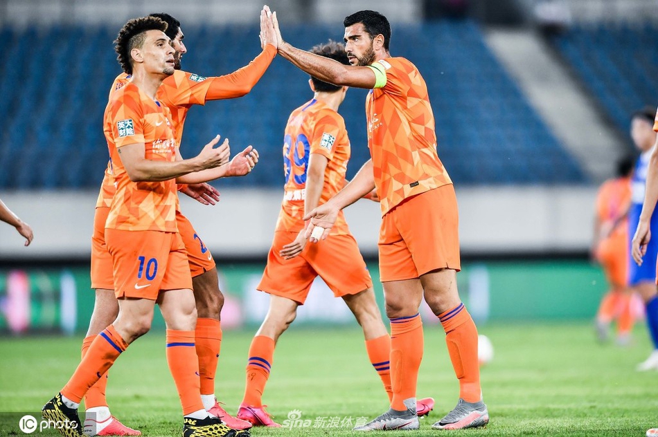 佩莱费莱尼击掌庆祝