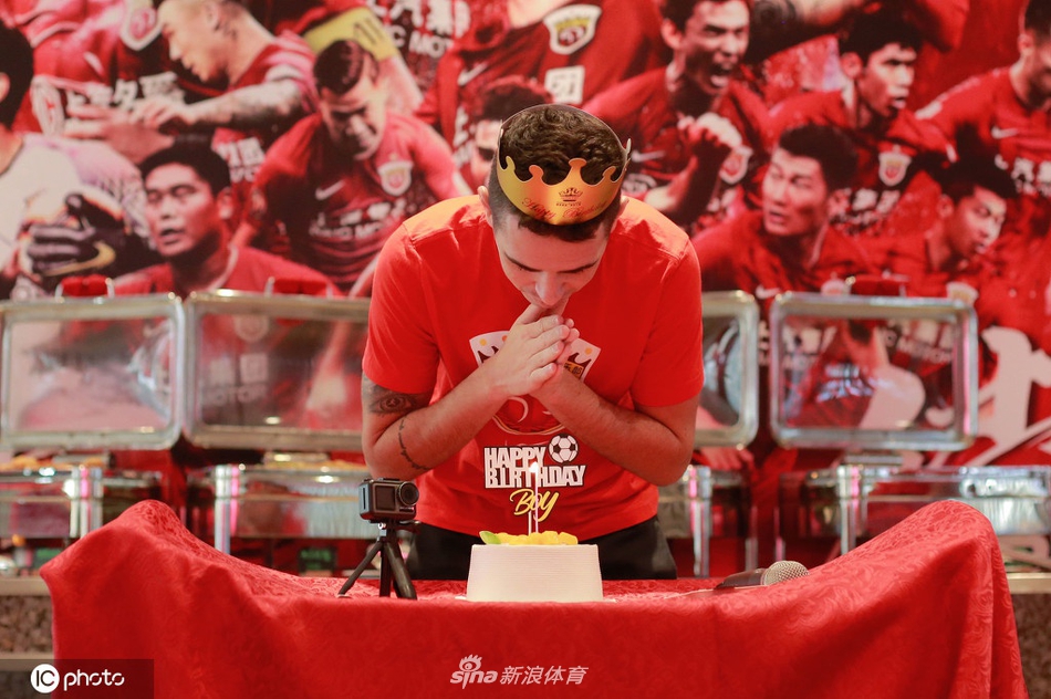 上海上港为奥斯卡庆祝29岁生日 寿星惨遭蛋糕糊脸