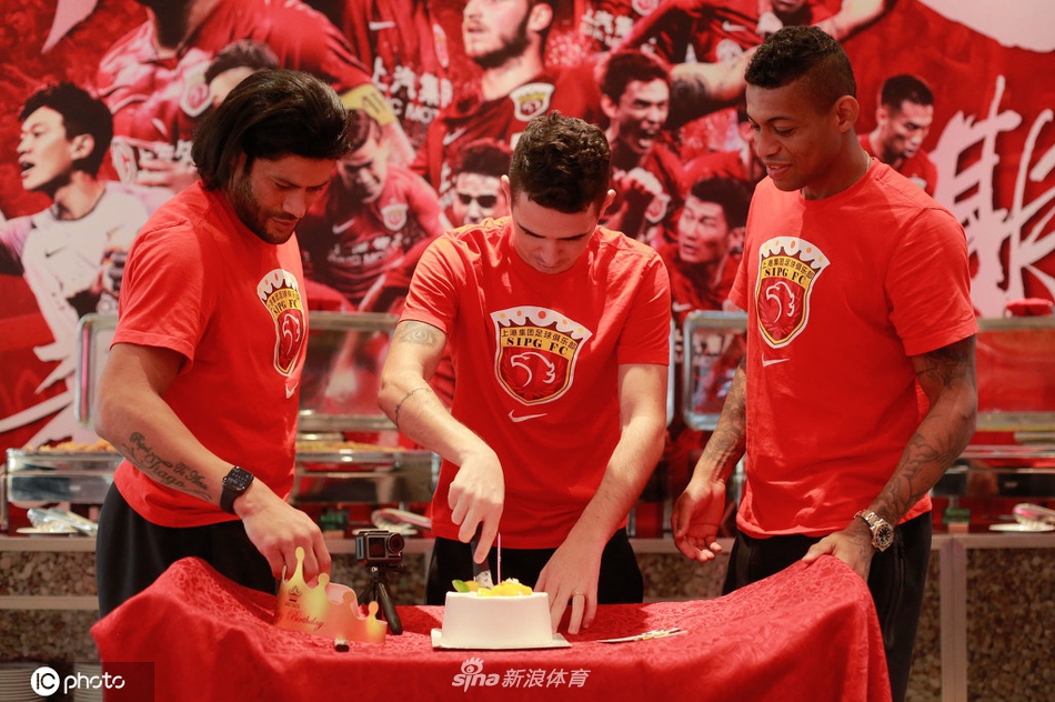 上海上港为奥斯卡庆祝29岁生日 寿星惨遭蛋糕糊脸