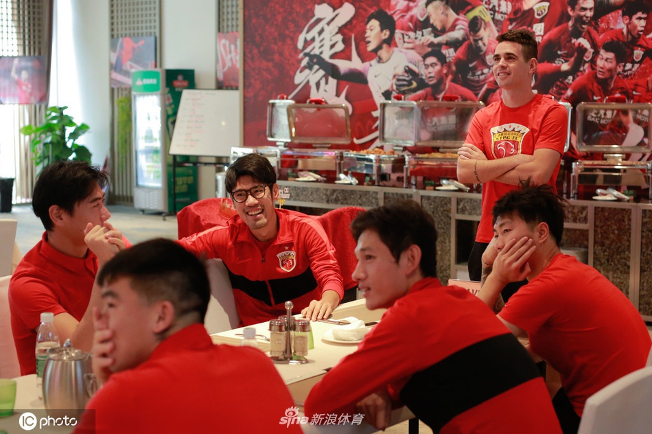 上海上港为奥斯卡庆祝29岁生日 寿星惨遭蛋糕糊脸