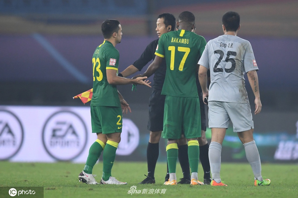 巴坎布、李可、郭全博赛后与主裁判金京元理论