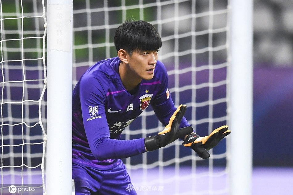 颜骏凌组织人墙