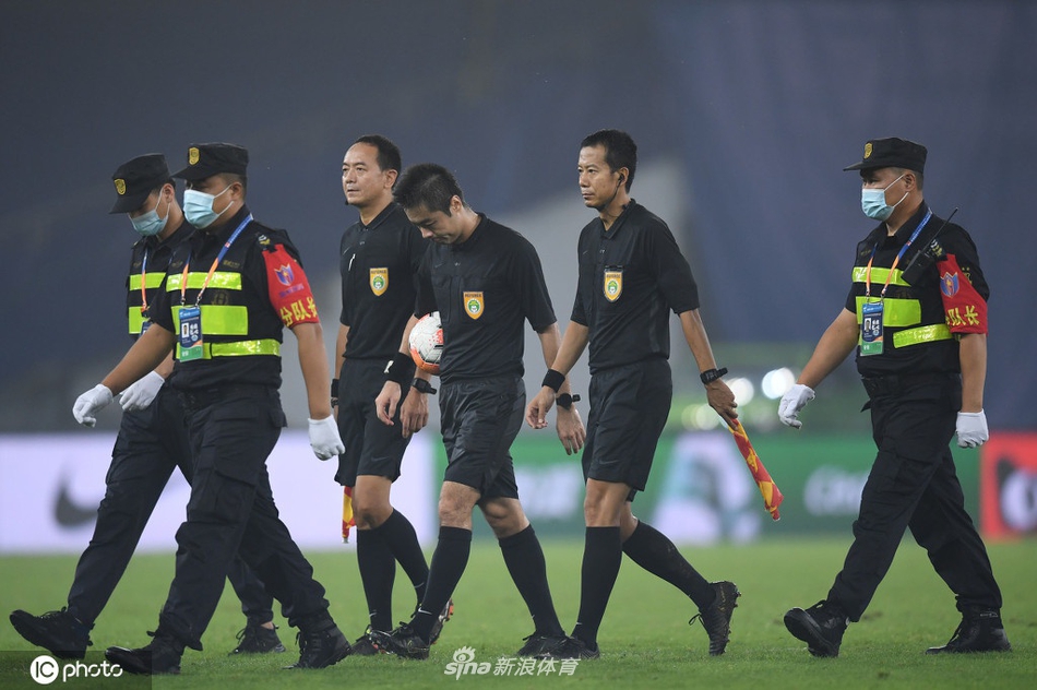 现场安保护送裁判组离场