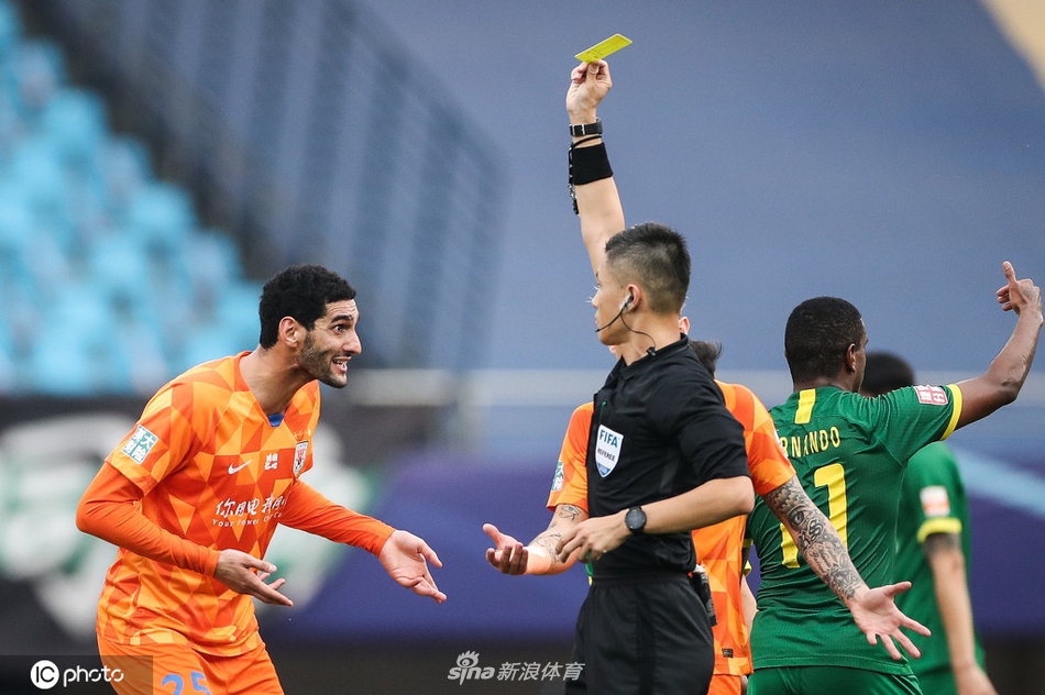 京鲁大战裁判组判罚抢镜