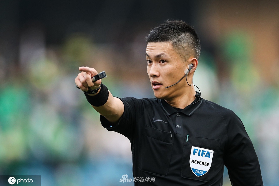 京鲁大战裁判组判罚抢镜