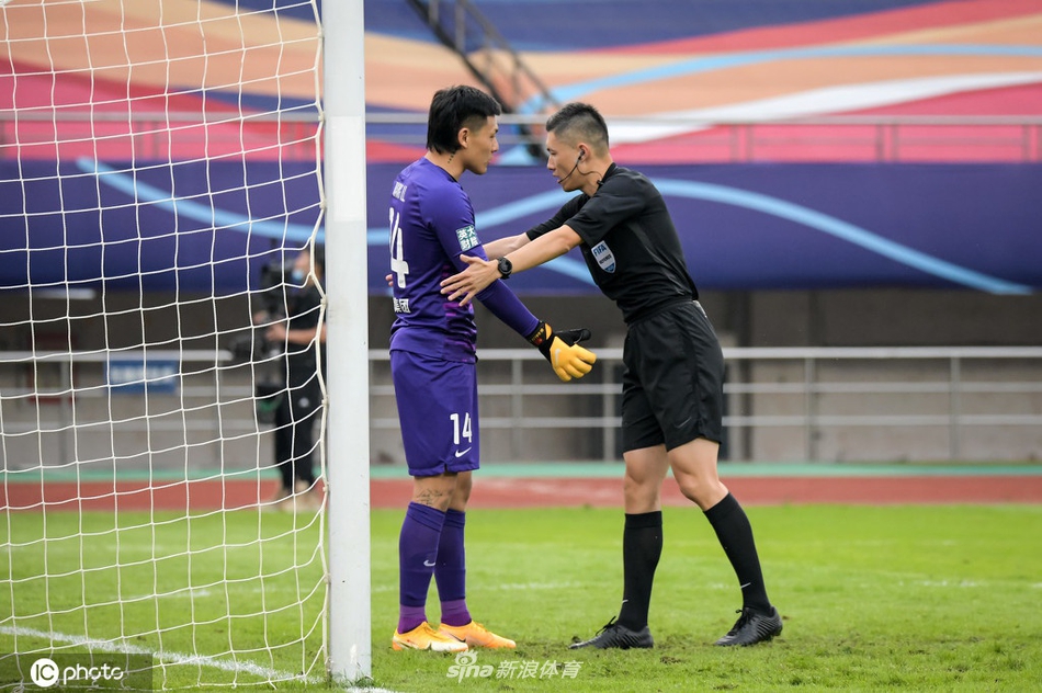 京鲁大战裁判组判罚抢镜