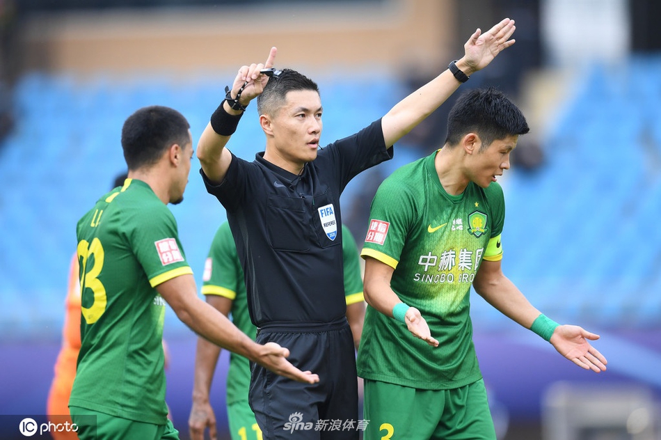 京鲁大战裁判组判罚抢镜