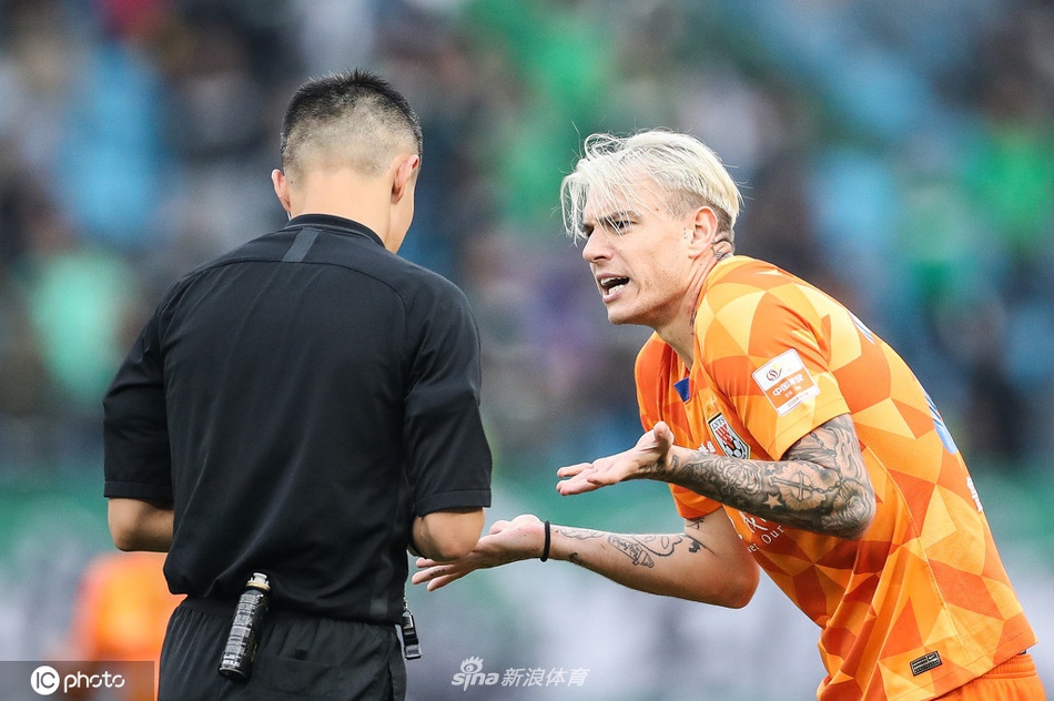 京鲁大战裁判组判罚抢镜