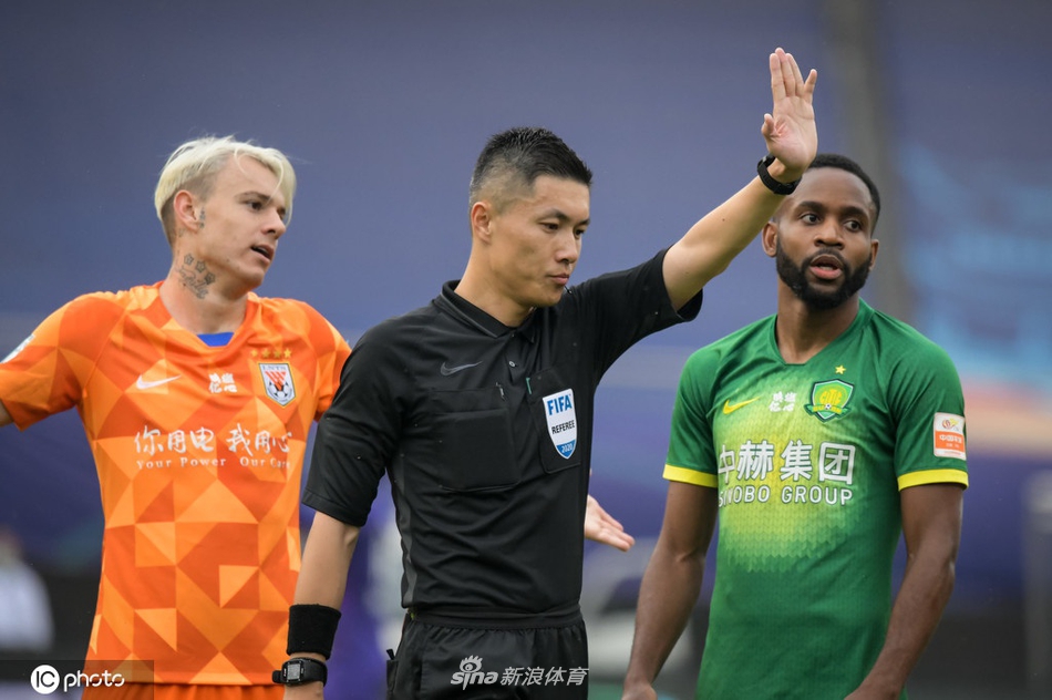 京鲁大战裁判组判罚抢镜