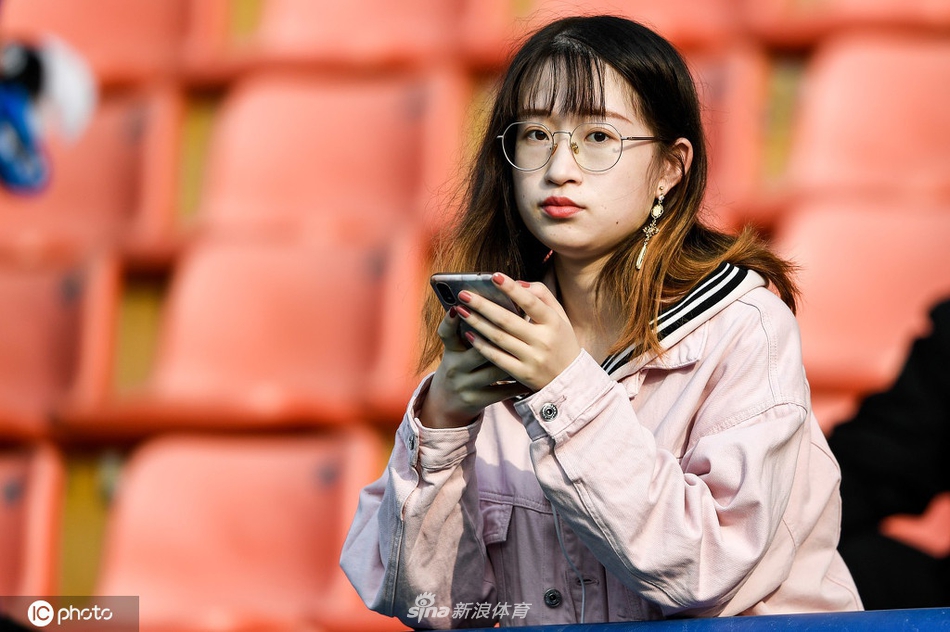 球迷看台美女云集