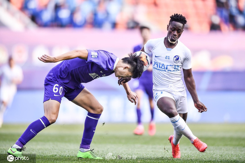 蒋圣龙头球解围