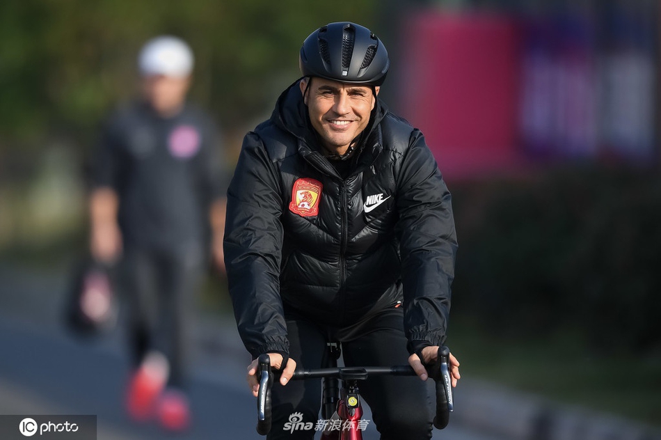 "老司机"上线 卡纳瓦罗赛区内骑行锻炼